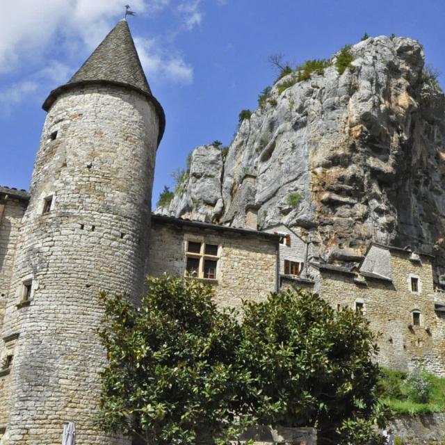 La Malène et son Château de Montesquiou et rocher de la Barre dans les Gorges du Tarn