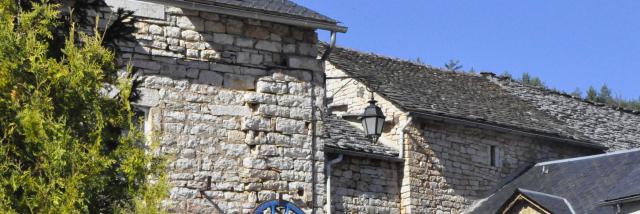 Maison caussenarde en pierre calcaire à Laval du Tarn sur le causse de sauveterre