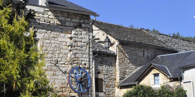 Maison caussenarde en pierre calcaire à Laval du Tarn sur le causse de sauveterre