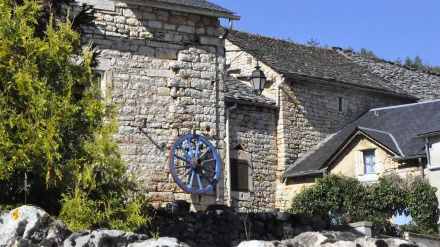 Maison caussenarde en pierre calcaire à Laval du Tarn sur le causse de sauveterre