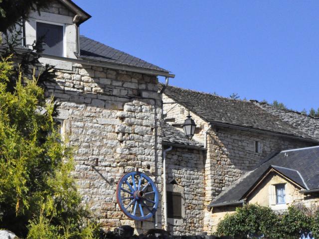 Maison caussenarde en pierre calcaire à Laval du Tarn sur le causse de sauveterre