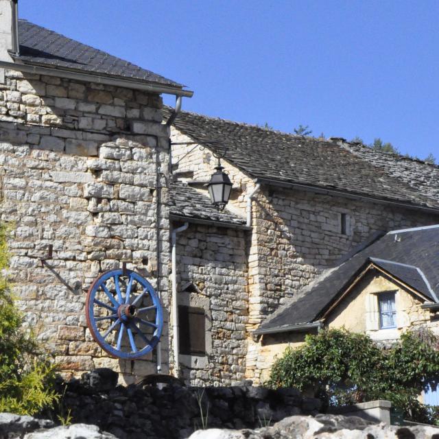 Maison caussenarde en pierre calcaire à Laval du Tarn sur le causse de sauveterre