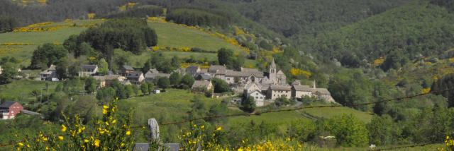 Les Salces, petit village sur les contreforts de l'Aubrac, en direction de la route des lacs