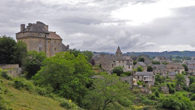 Village de Montjézieu et son château, dominant la la Vallée du Lot.