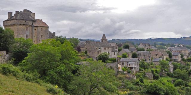 Village de Montjézieu et son château, perchés au dessus du Lot à 6 km de La Canourgue.