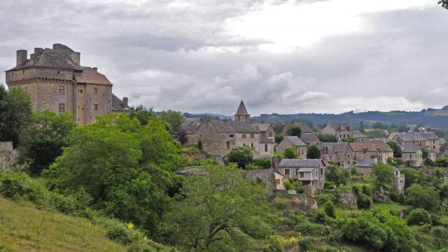 Village de Montjézieu et son château, perchés au dessus du Lot à 6 km de La Canourgue.