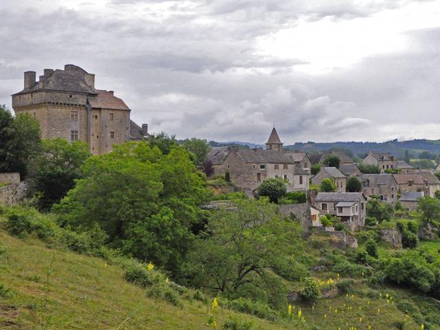 Village de Montjézieu et son château, perchés au dessus du Lot à 6 km de La Canourgue.