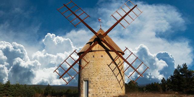 Moulin de la Borie sur le Causse Méjean. Farine faite avec des céréales cultivées sur le Causse Méjean. Boutique avec les différentes farines produites au moulin.