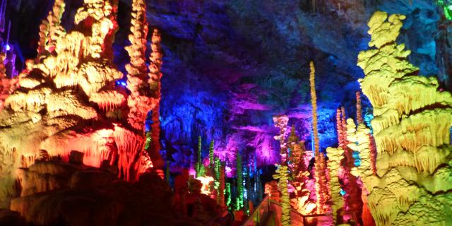 Grotte de l'Aven Armand sur le Causse Méjean. Illuminations des stalagmites.