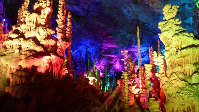 Grotte de l'Aven Armand sur le Causse Méjean. Illuminations des stalagmites.