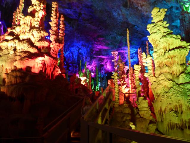 Grotte de l'Aven Armand sur le Causse Méjean. Illuminations des stalagmites.