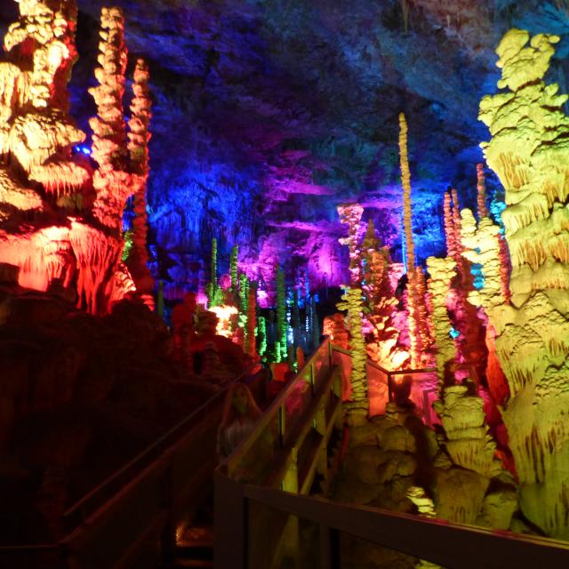 Grotte de l'Aven Armand sur le Causse Méjean. Illuminations des stalagmites.