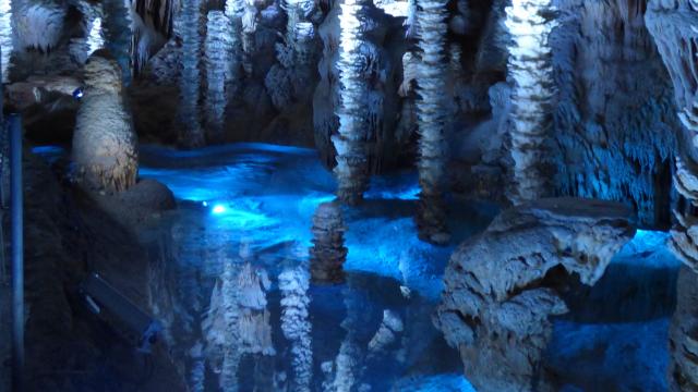 Grotte de l'Aven Armand avec des lumières bleus