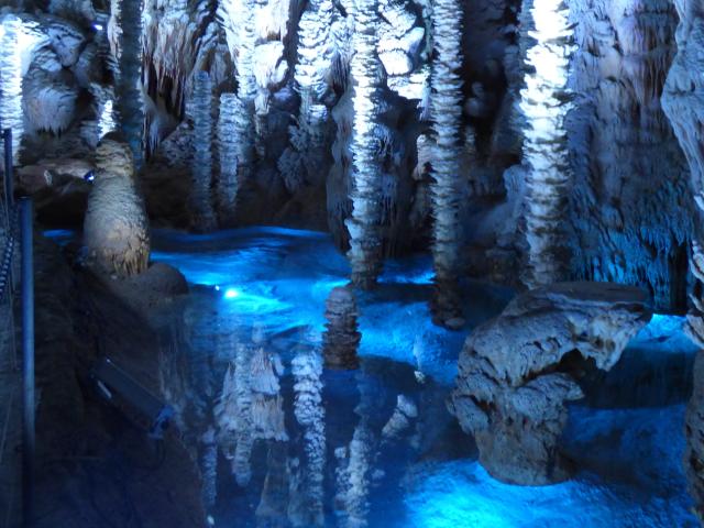 Grotte de l'Aven Armand avec des lumières bleus