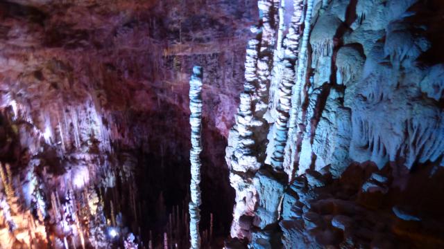 Grotte de l'Aven Armand colorée.