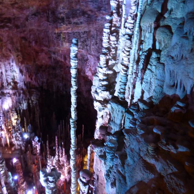 Grotte de l'Aven Armand colorée.