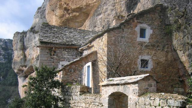 Maisons troglodytes du hameau de Saint Marcellin dans les Gorges du Tarn