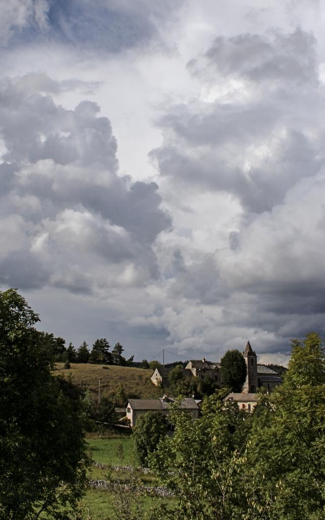 La Piguière, village sur le Causse de Sauveterre entre le Massegros et La Canourgue. Église du XIXème siècle entièrement restaurée.