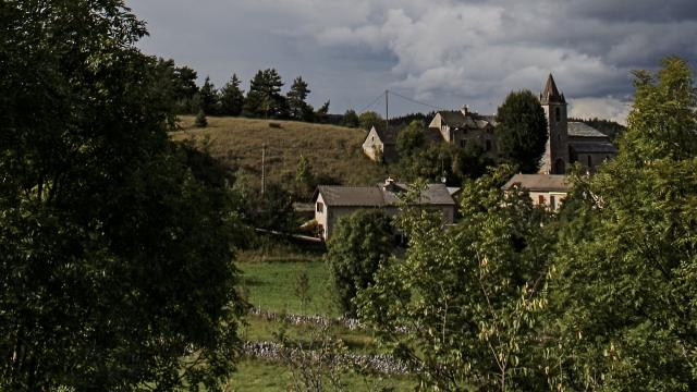 La Piguière, village sur le Causse de Sauveterre entre le Massegros et La Canourgue. Église du XIXème siècle entièrement restaurée.