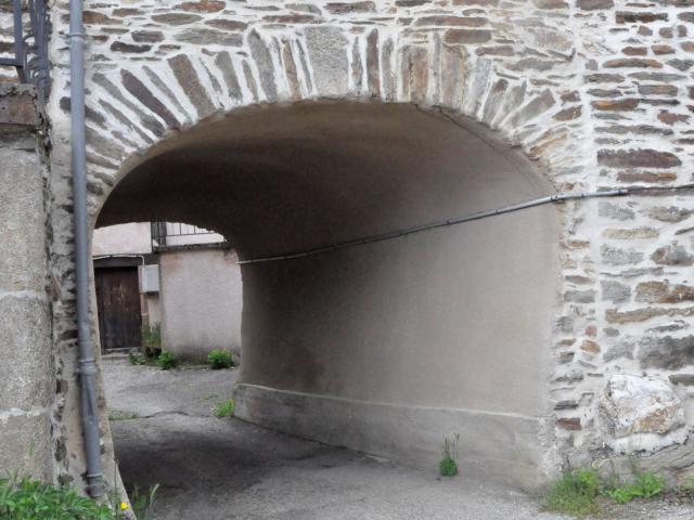 Porche du Cadet aux Hermaux sur l'Aubrac