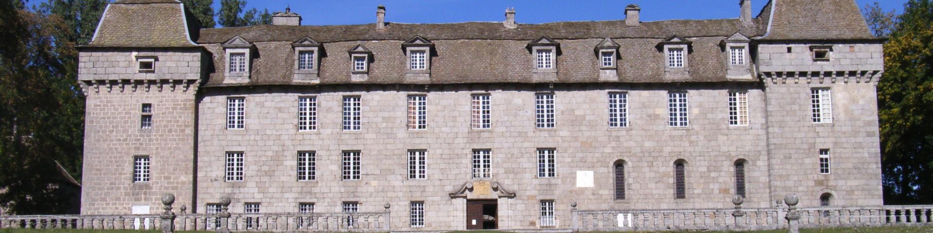 Situé sur le plateau de l’Aubrac, le château de la Baume, classé aux Monuments Historiques, est un des plus hauts châteaux de France. Il est habité par la famille de Las Case depuis plus d’un siècle et demi. Cette dernière tient à faire découvrir la bâtisse aux nombreux visiteurs qui se pressent chaque année pour découvrir le « petit Versailles du Gévaudan ».