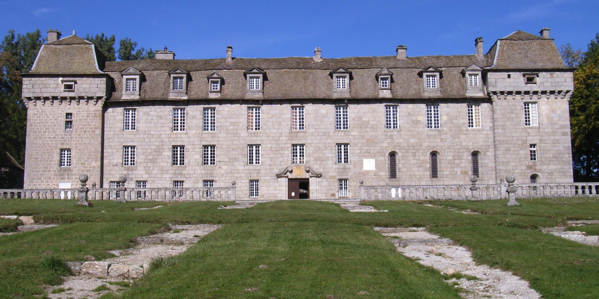 Situated on the Aubrac plateau, Château de la Baume is one of France's highest castles, and is listed as a Historic Monument. It has been inhabited by the de Las Case family for over a century and a half. The family is keen to show off the building to the many visitors who flock here every year to discover the 