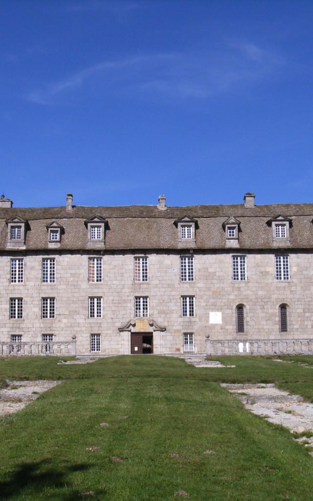 Situé sur le plateau de l’Aubrac, le château de la Baume, classé aux Monuments Historiques, est un des plus hauts châteaux de France. Il est habité par la famille de Las Case depuis plus d’un siècle et demi. Cette dernière tient à faire découvrir la bâtisse aux nombreux visiteurs qui se pressent chaque année pour découvrir le « petit Versailles du Gévaudan ».