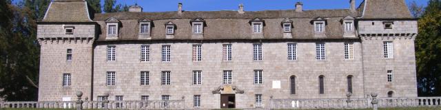 Situé sur le plateau de l’Aubrac, le château de la Baume, classé aux Monuments Historiques, est un des plus hauts châteaux de France. Il est habité par la famille de Las Case depuis plus d’un siècle et demi. Cette dernière tient à faire découvrir la bâtisse aux nombreux visiteurs qui se pressent chaque année pour découvrir le « petit Versailles du Gévaudan ».