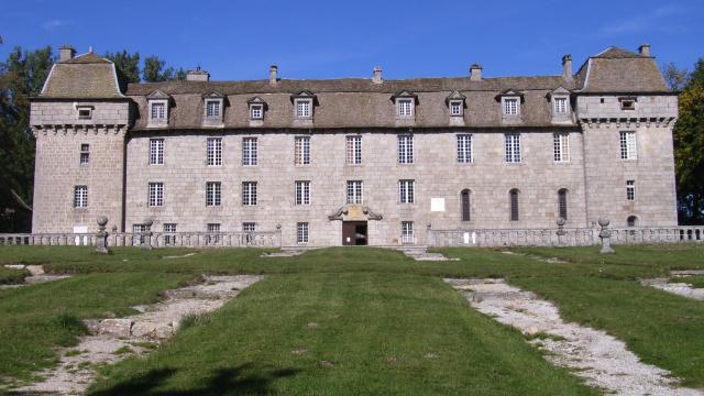 Situé sur le plateau de l’Aubrac, le château de la Baume, classé aux Monuments Historiques, est un des plus hauts châteaux de France. Il est habité par la famille de Las Case depuis plus d’un siècle et demi. Cette dernière tient à faire découvrir la bâtisse aux nombreux visiteurs qui se pressent chaque année pour découvrir le « petit Versailles du Gévaudan ».