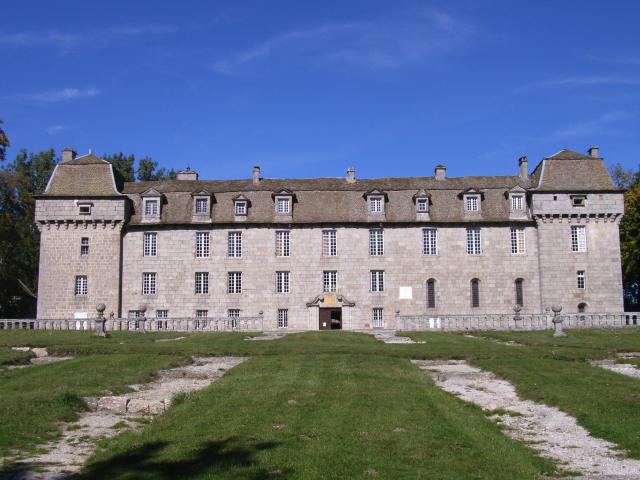 Situé sur le plateau de l’Aubrac, le château de la Baume, classé aux Monuments Historiques, est un des plus hauts châteaux de France. Il est habité par la famille de Las Case depuis plus d’un siècle et demi. Cette dernière tient à faire découvrir la bâtisse aux nombreux visiteurs qui se pressent chaque année pour découvrir le « petit Versailles du Gévaudan ».