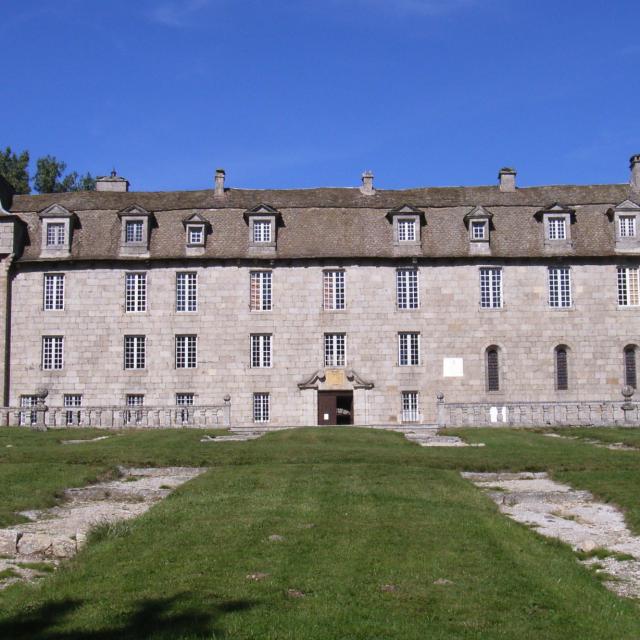 Situé sur le plateau de l’Aubrac, le château de la Baume, classé aux Monuments Historiques, est un des plus hauts châteaux de France. Il est habité par la famille de Las Case depuis plus d’un siècle et demi. Cette dernière tient à faire découvrir la bâtisse aux nombreux visiteurs qui se pressent chaque année pour découvrir le « petit Versailles du Gévaudan ».