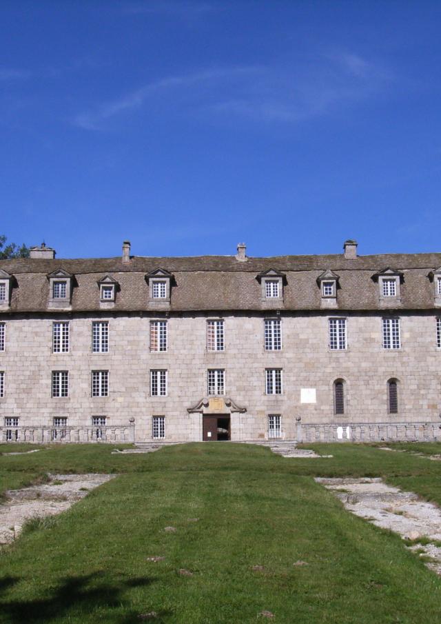 Situé sur le plateau de l’Aubrac, le château de la Baume, classé aux Monuments Historiques, est un des plus hauts châteaux de France. Il est habité par la famille de Las Case depuis plus d’un siècle et demi. Cette dernière tient à faire découvrir la bâtisse aux nombreux visiteurs qui se pressent chaque année pour découvrir le « petit Versailles du Gévaudan ».