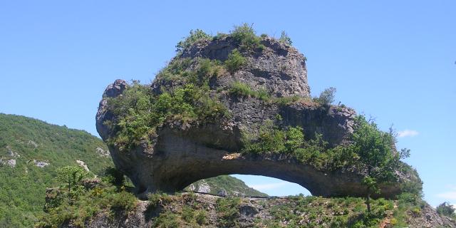 Sabot de Malepeyre sur la route qui mène sur le Causse de Sauveterre depuis La Canourgue, prendre la D46. Roche calcaire de 30m de hauteur.Ce rocher, classé site naturel, prends l’étrange forme d’un sabot, d’où il tire son nom. Il y a 3 légndes autour du sabot de Malepeyre. C’est un site de nidification pour les oiseaux rupestres (faucons pèlerin, hibou grand duc, crave à bec rouge...).Lorsque que vous êtes sous l’arche de ce rocher, vous aurez une vue à couper le souffle sur la Vallée de l’Urugne et sur les Monts de l’Aubrac.