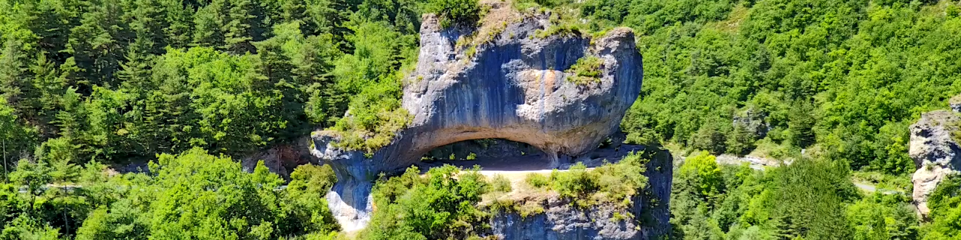 Sabot de Malepeyre, Roche de 30m de haut, surplombant le vallon de l'Urugne au-dessus du golf des Gorges du Tarn de La Canourgue