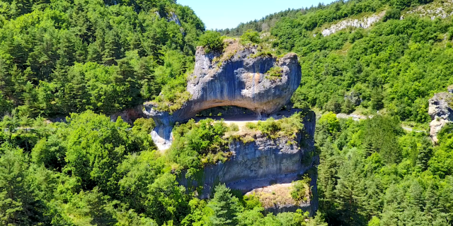 Sabot de Malepeyre, Roche de 30m de haut, surplombant le vallon de l'Urugne au-dessus du golf des Gorges du Tarn de La Canourgue