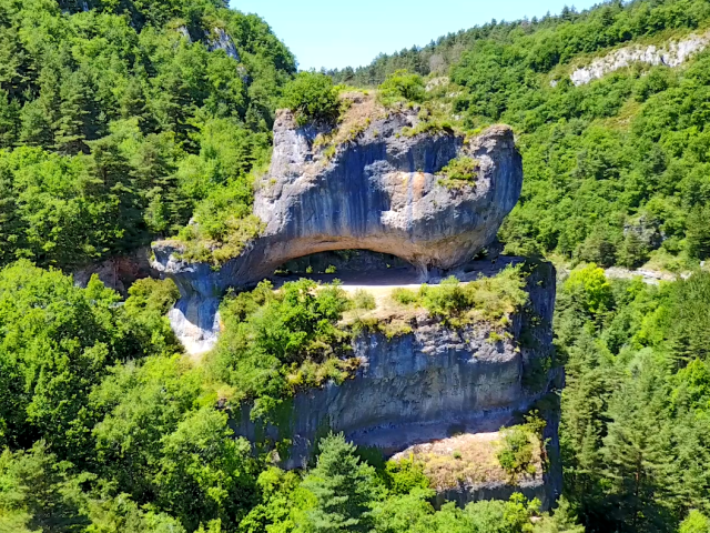 Sabot de Malepeyre, Roche de 30m de haut, surplombant le vallon de l'Urugne au-dessus du golf des Gorges du Tarn de La Canourgue