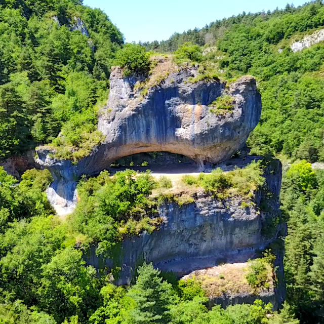 Sabot de Malepeyre, Roche de 30m de haut, surplombant le vallon de l'Urugne au-dessus du golf des Gorges du Tarn de La Canourgue