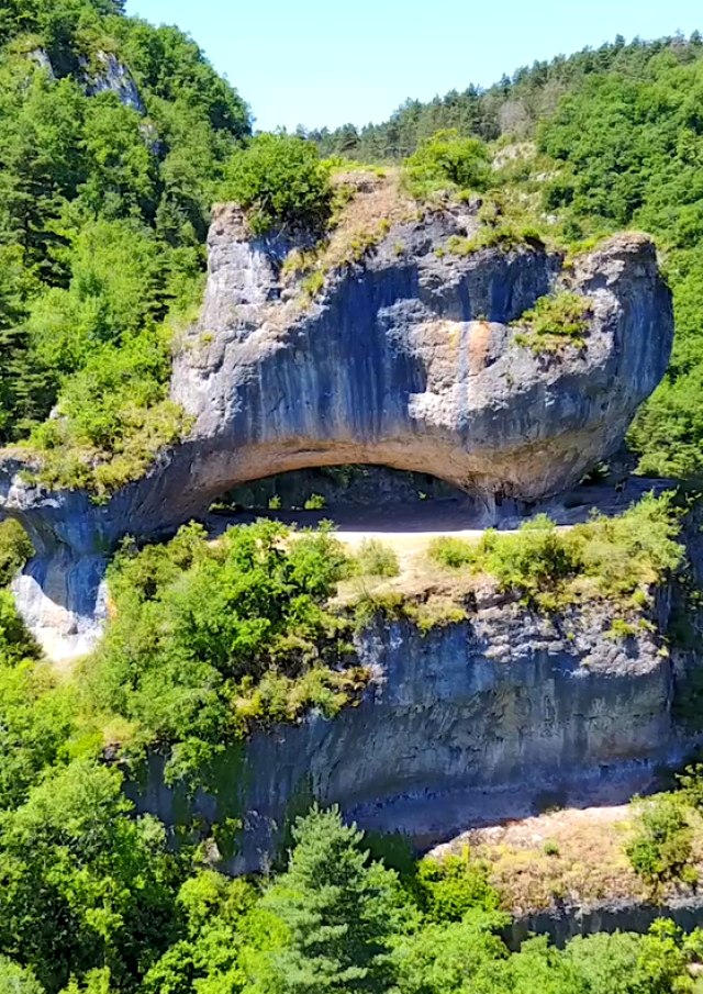 Sabot de Malepeyre, Roche de 30m de haut, surplombant le vallon de l'Urugne au-dessus du golf des Gorges du Tarn de La Canourgue