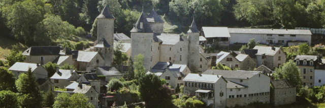 Saint Saturnin de Tartaronne et son château du XIIIème siècle. Il est situé aux pieds des falaises du Causse de Sauveterre à 3 km de Banassac dans La Vallée du Lot.