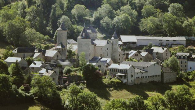 Saint Saturnin de Tartaronne et son château du XIIIème siècle. Il est situé aux pieds des falaises du Causse de Sauveterre à 3 km de Banassac dans La Vallée du Lot.