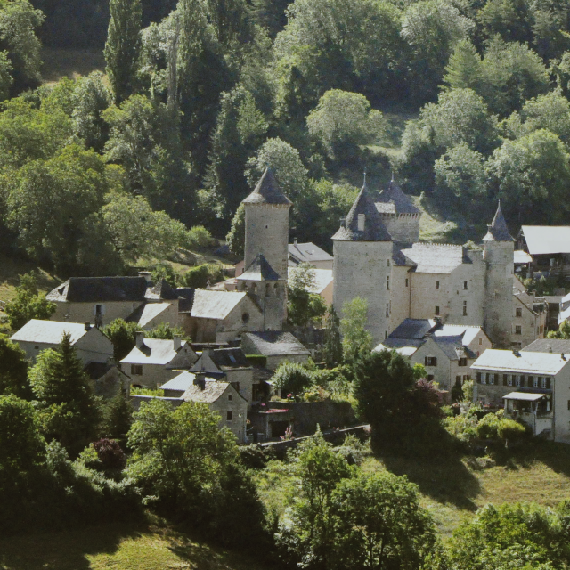 Saint Saturnin de Tartaronne et son château du XIIIème siècle. Il est situé aux pieds des falaises du Causse de Sauveterre à 3 km de Banassac dans La Vallée du Lot.