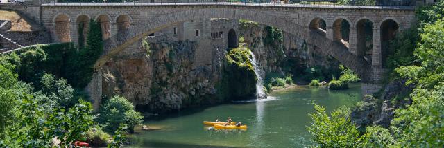 Pont et cascade à Saint-Chely du Tarn dans les Gorges du Tarn