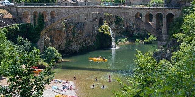 Pont et cascade à Saint-Chely du Tarn dans les Gorges du Tarn