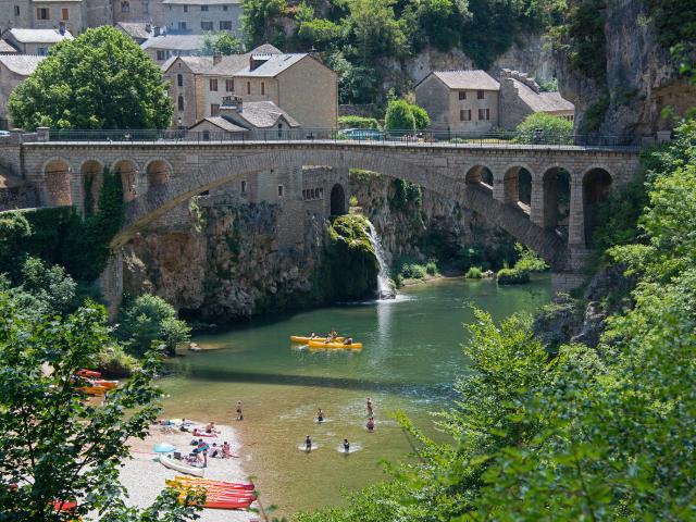 Pont et cascade à Saint-Chely du Tarn dans les Gorges du Tarn