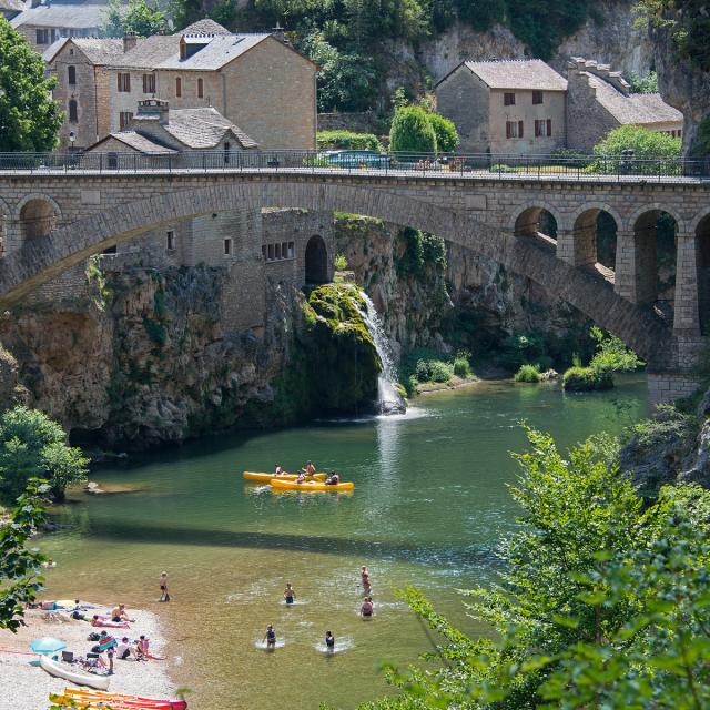 Pont et cascade à Saint-Chely du Tarn dans les Gorges du Tarn