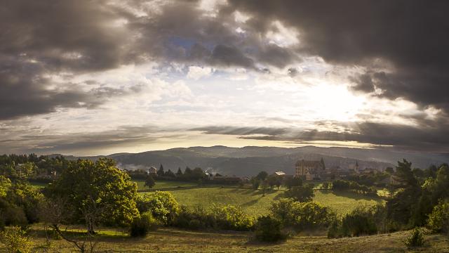 Vue de Saint Rome de Dolan sous un ciel orageux, situé sur le Causse de sauveterre et surplombant les Gorges du Tarn.