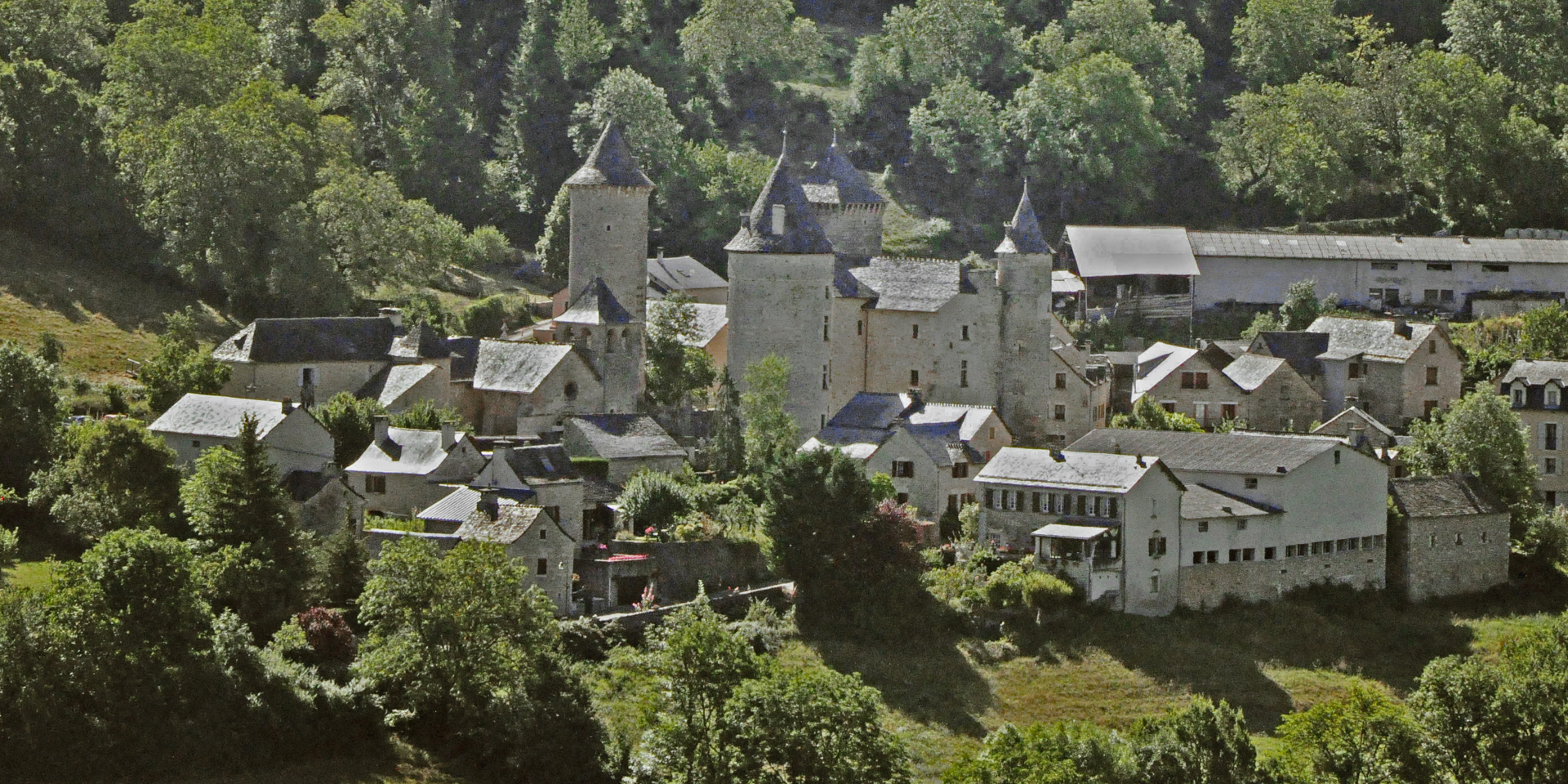 Château de Saint Saturnin datant du début du XIVe siècle, remanié aux XVIe et XVIIe siècles, au coeur d'un charmant village lozérien, niché dans le cirque de Saint Saturnin (Causse de Sauveterre).