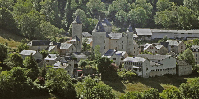 Château de Saint Saturnin datant du début du XIVe siècle, remanié aux XVIe et XVIIe siècles, au coeur d'un charmant village lozérien, niché dans le cirque de Saint Saturnin (Causse de Sauveterre).