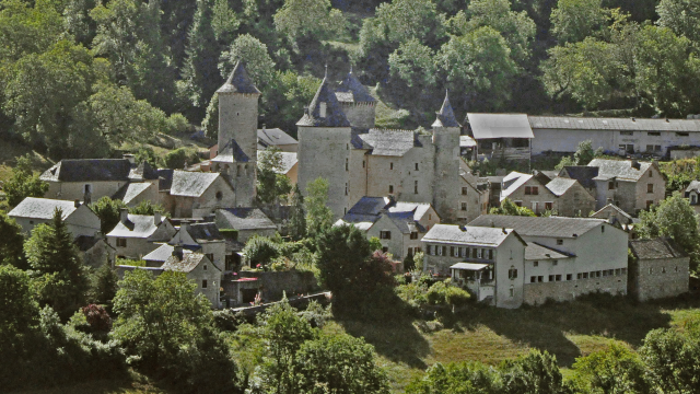 Château de Saint Saturnin, dating from the early 14th century and remodeled in the 16th and 17th centuries, in the heart of a charming Lozère village, nestled in the cirque de Saint Saturnin (Causse de Sauveterre).