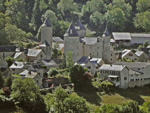 Château de Saint Saturnin datant du début du XIVe siècle, remanié aux XVIe et XVIIe siècles, au coeur d'un charmant village lozérien, niché dans le cirque de Saint Saturnin (Causse de Sauveterre).